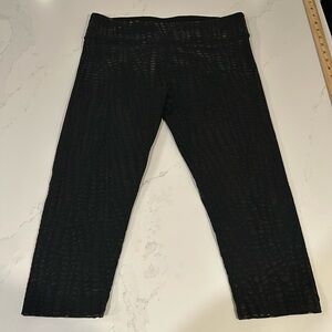 Fabletics Black Tone on Tone Pattern Print Cropped Capri Leggings Size Large